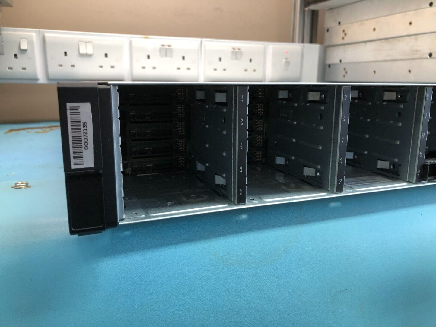 Professional 12Gb SAS Storage Enclosure HPE D3710 2U 25 Bay RAID Rack