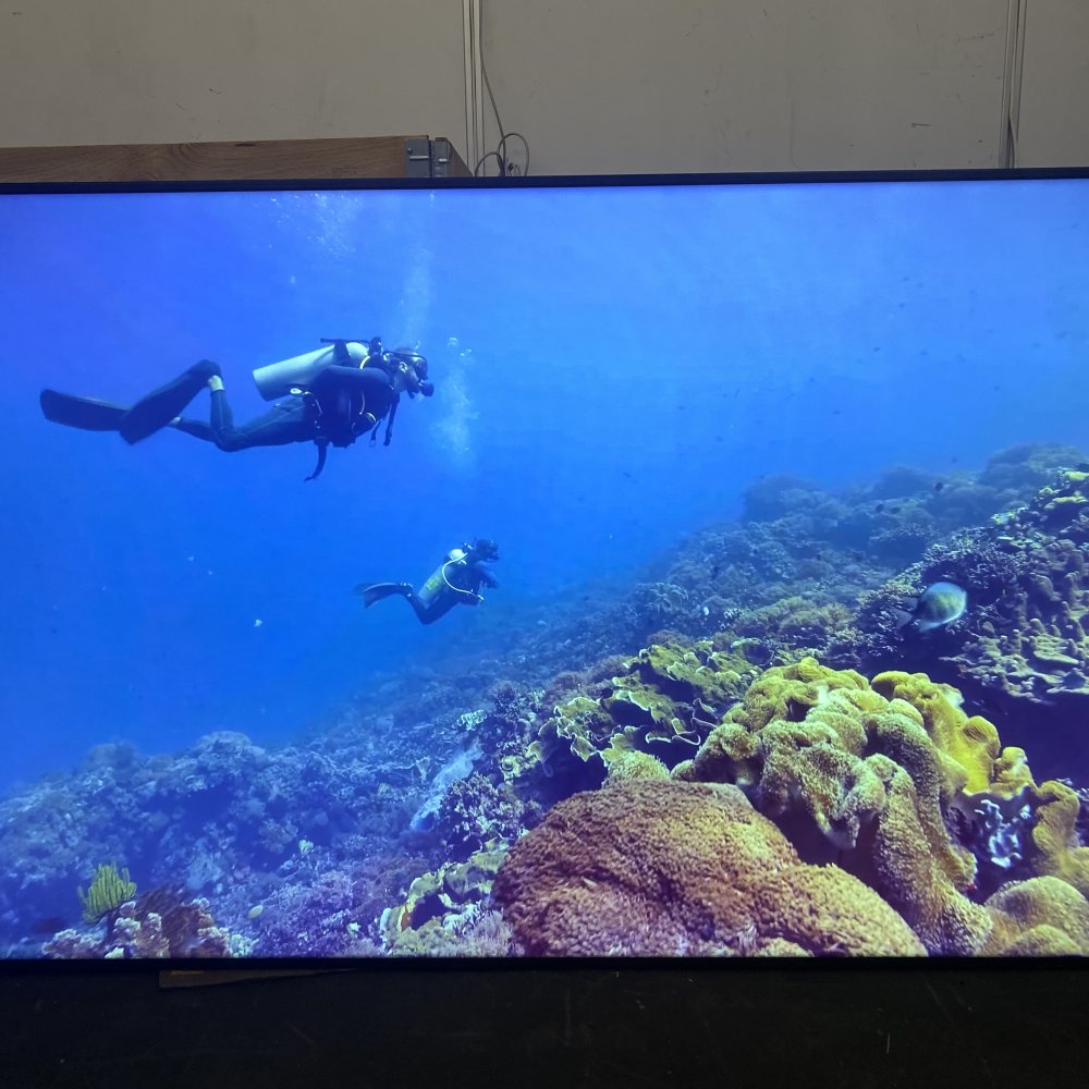 Professional 4K UHD Smart Signage Monitor, Samsung QM98F, HDMI USB 98" Display