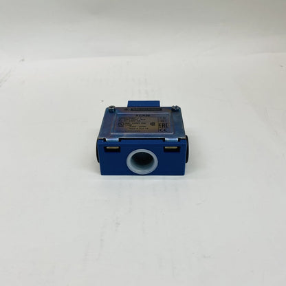 Industrial Limit Switch Enclosure IP66 Type4/12 Telemecanique XCKM 240V 3A