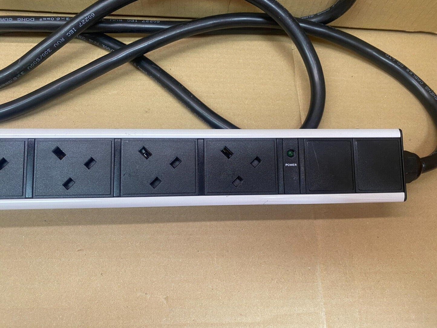 Vertical Power Distribution Unit 10-way Excel D32-10-EXL Rack-mount