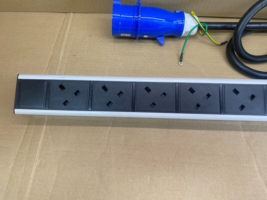 Vertical Power Distribution Unit 10-way Excel D32-10-EXL Rack-mount