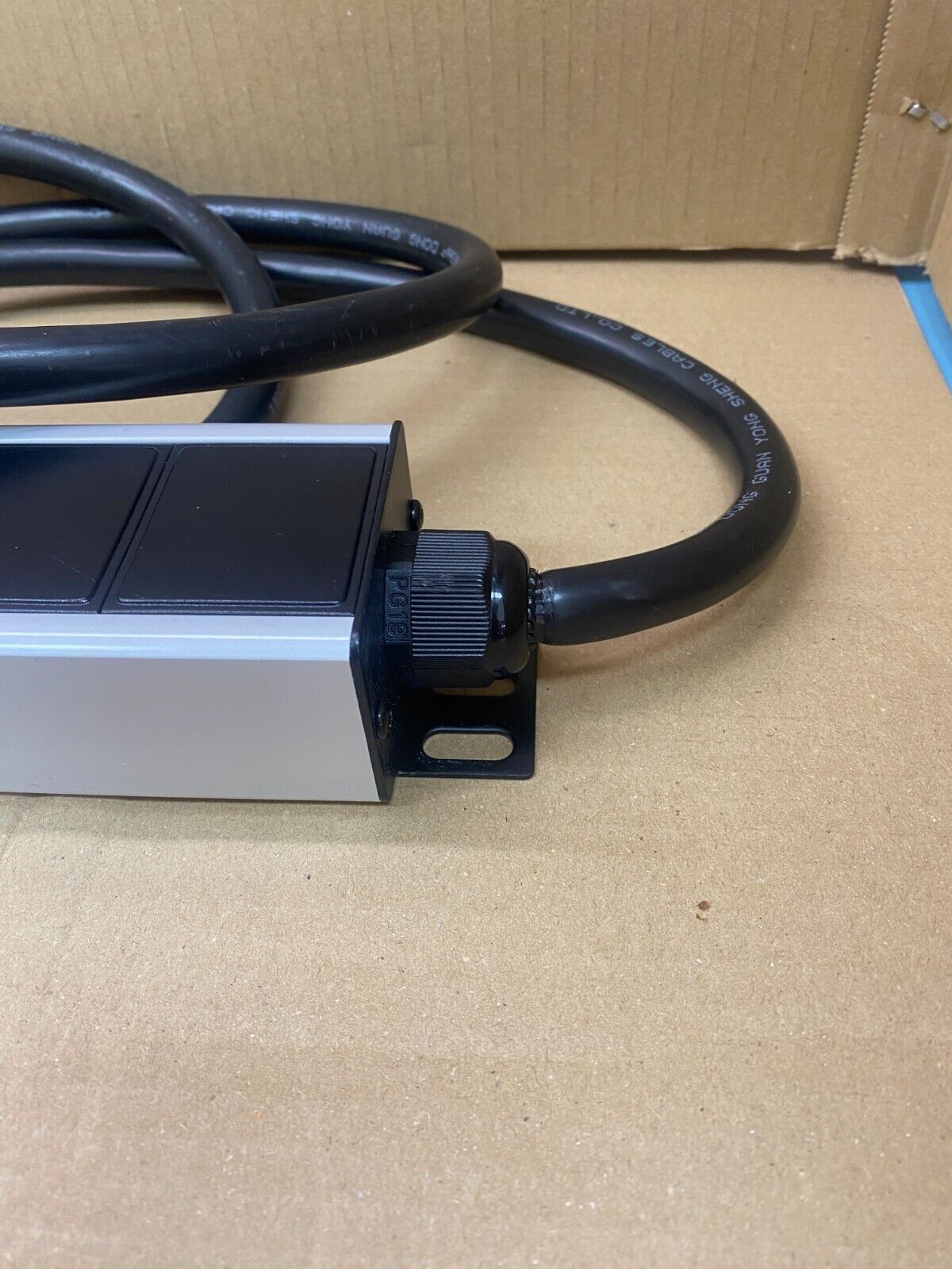 Vertical Power Distribution Unit 10-way Excel D32-10-EXL Rack-mount