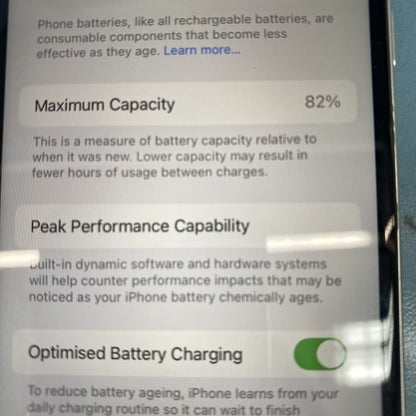 Apple iPhone SE (64GB) White - 82% Battery, iOS 18.4.1 Grade B