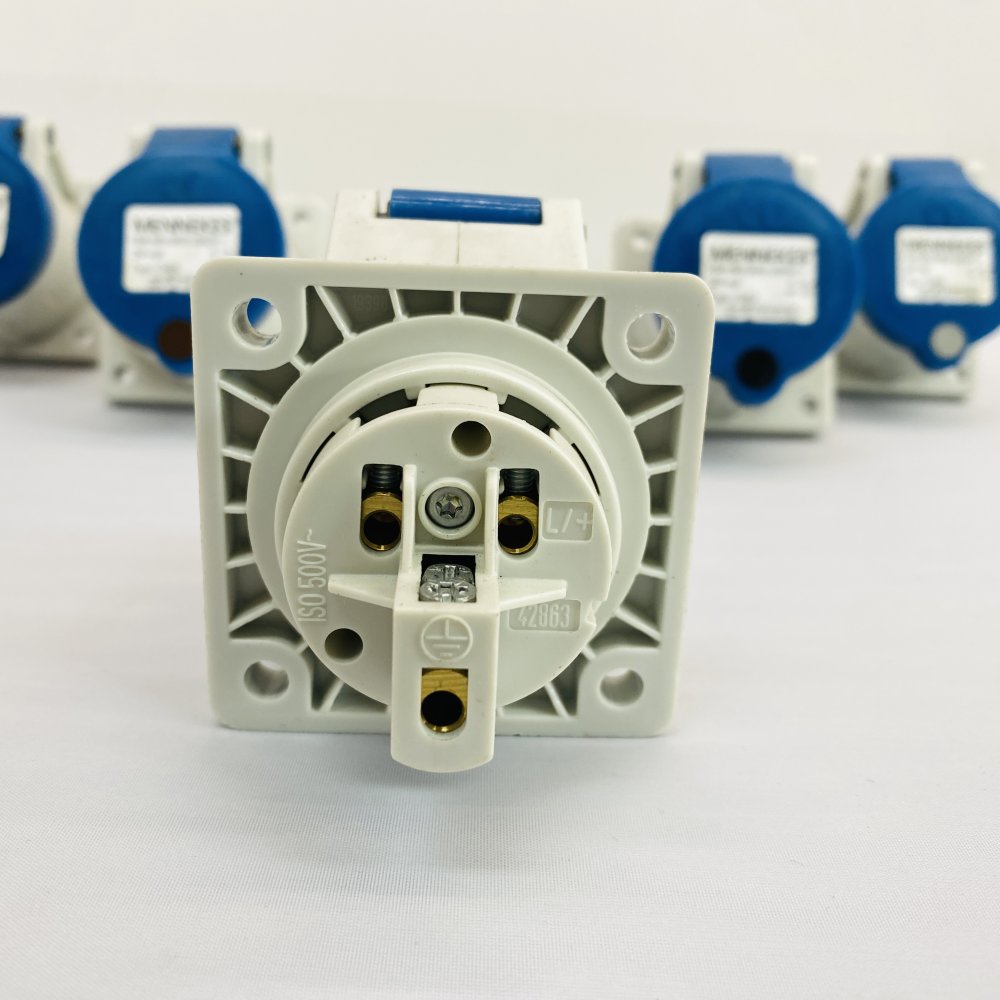 5 x MENNEKES Typ 1363 16A 200-250V 2P+E Panel Mount Socket/Connector