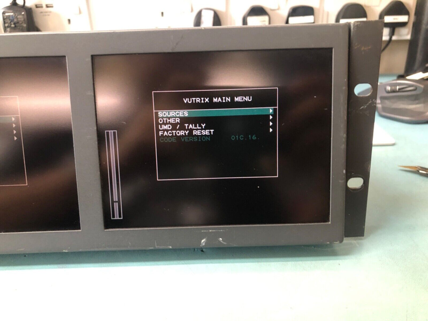 Broadcast Triple 6.4 Inch HD-SDI SD-SDI LCD Monitor Rack-Mount Vutrix