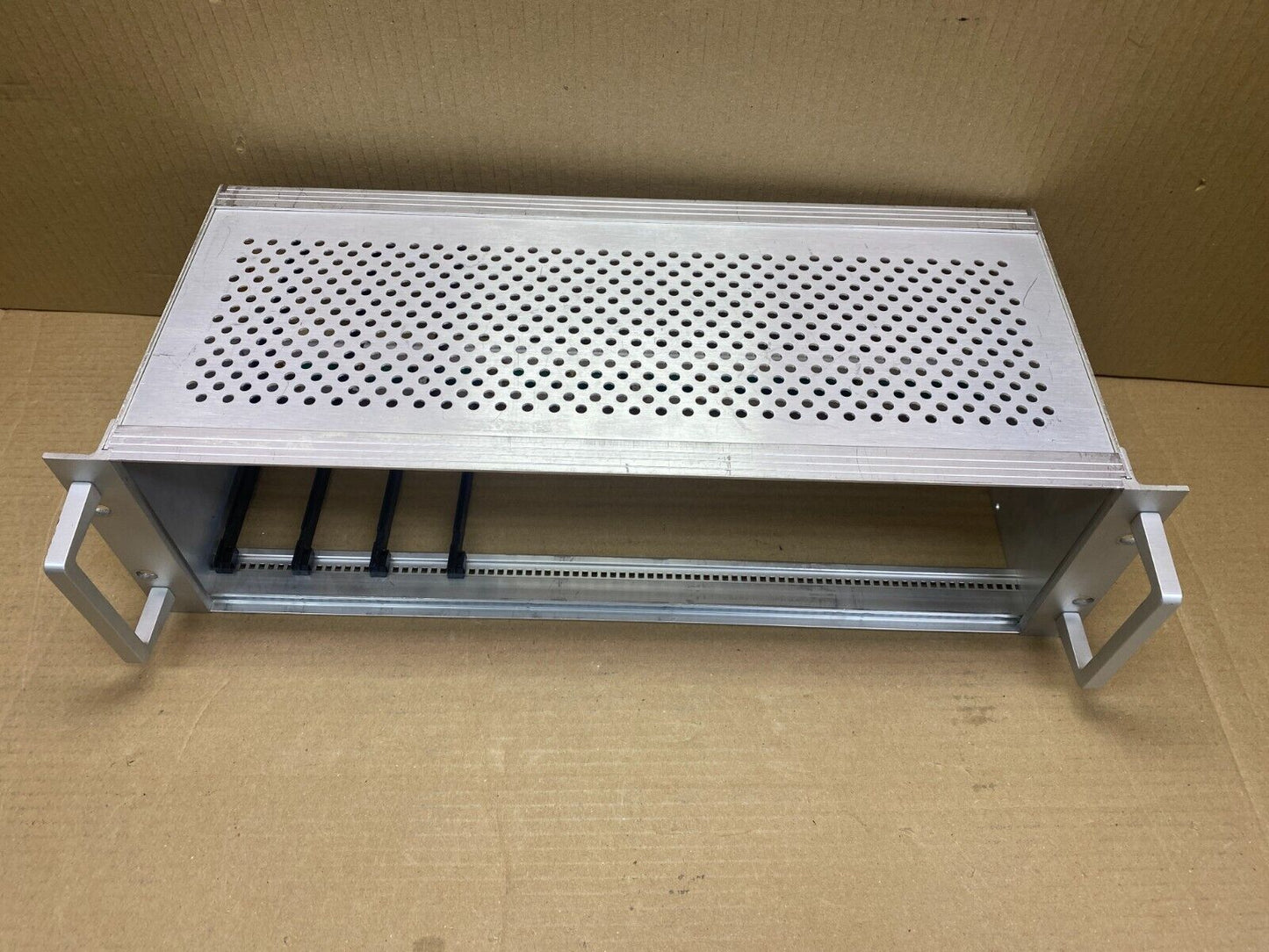 Foxcom 8-Slot Rackmount Chassis w/ 4x Gold L-Band Receivers 85080 Used